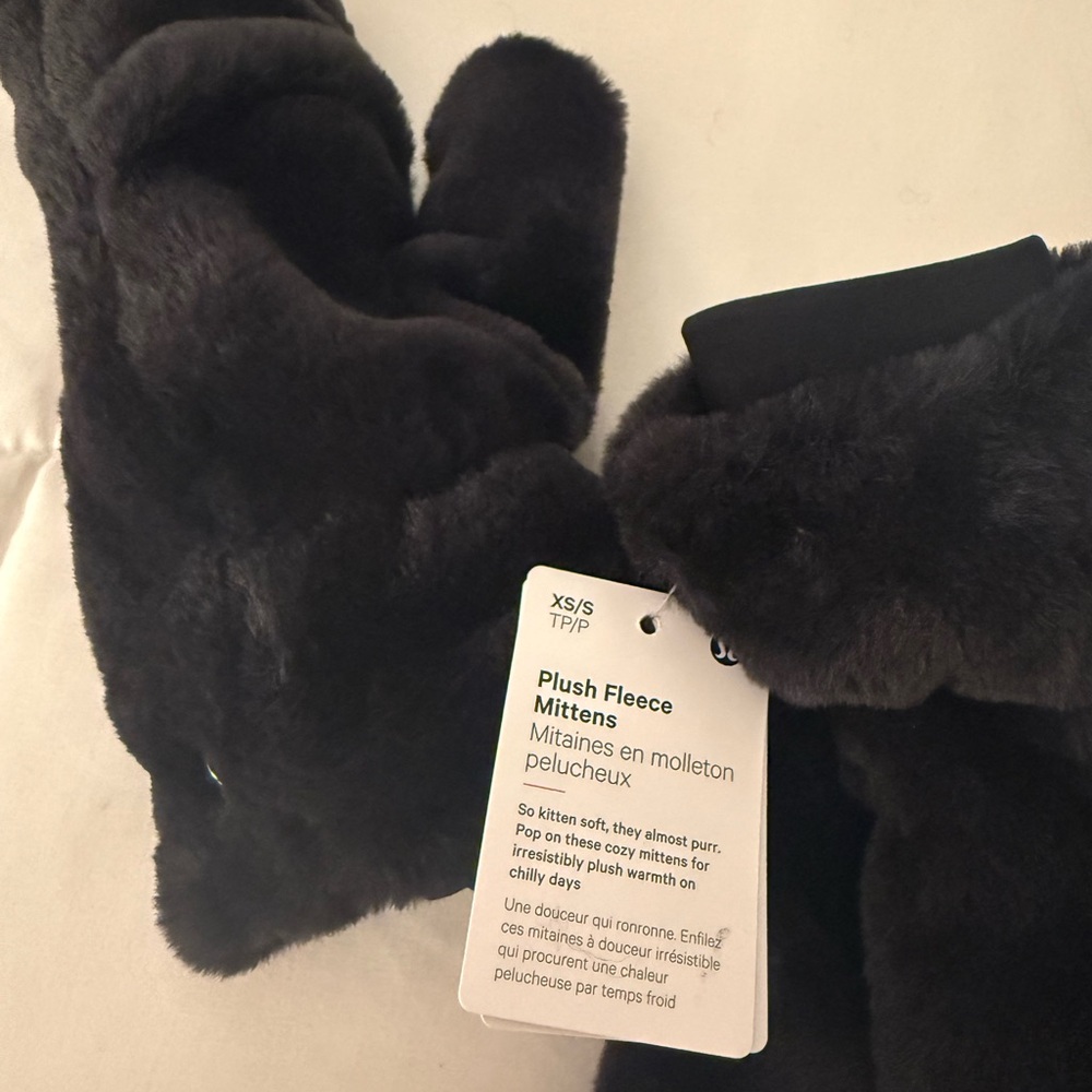 Lululemon Plush Fleece Mittens in Black